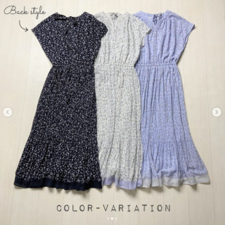 スカート部分がプリーツデザインになった花柄ワンピースはベースの色がアイボリー・サックス・ネイビーの3タイプ 後ろにリボンのデザインがあるので1枚で着ても可愛くキマる♡ プリーツのデザインを活かしてTシャツを重ねてカジュアルダウンな着こなしもGood！