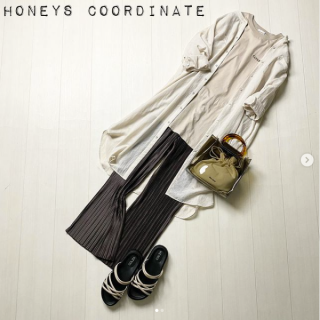 チュニック丈Tシャツにプリーツパンツのリラックスタイムにもピッタリなワンツーコーデ。 透け感が今年らしいシャツワンピースをプラスすると、抜け感のある大人カジュアルコーデが完成です。