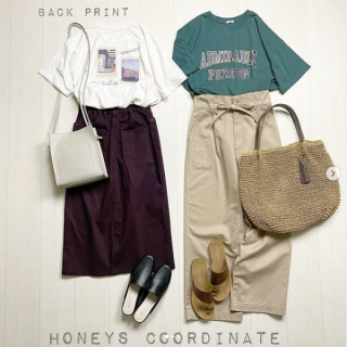 Tシャツコーデのバリエーション。 今年注目のカレッジロゴプリントのTシャツは古着ライクにベージュのパンツで合わせるのがオススメ。 Bagの持ち方に小技を効かせておしゃれ見え。 Iラインが大人っぽいナロースカートはボルドーを選んでカジュアルに偏りがちなTシャツコーデをモードにシフトチェンジ。