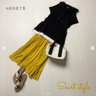 大きめバックロゴのパーカーは1枚なのにTシャツを重ね着しているように見えるのがポイント カジュアルになりすぎないように黒を選べば大人もOKなスタイリングに カラーボトムを合わせて華やかさも演出出来るコーディナートに