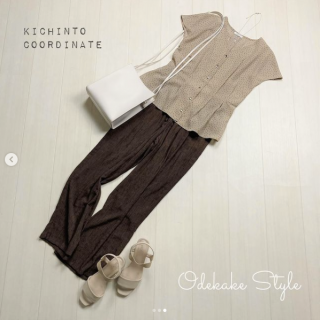 リラックスタイムにピッタリのウエストゴムのイージーパンツ おうち時間やちょっとそこまでのワンマイルにはTシャツ合わせでラフにスタイリング トップスをブラウスにチェンジするだけでお出かけにもOKなコーディネートが完成♪ マルチで使えるボトムは1枚あるととっても便利