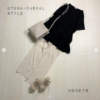 先日ご紹介したティアードチュニックを使ったモノトーンコーデ 合わせの小物を変えるだけで雰囲気が変えられるので気分に合わせて着こなしを変えるのもおすすめ