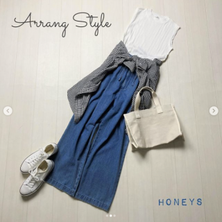 これからの季節にぴったりなデニムスタイル トップスはタンクトップで清涼感UPなスタイリングに 白×デニムのシンプルスタイルにモノトーンギンガムのチェックシャツを合わせてポイントに 羽織りで着る場合には抜き衿で肌見せなスタイリングがおすすめ