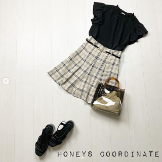 チェックのミニスカートとフリルのブラウスで王道ガーリーコーデ。 ミニスカートコーデもクロをベースにしたコーデで甘くなりすぎずかっこよく決まります。