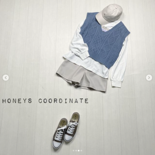 今時期から使えるアクリル素材のニットベスト。 アイボリーやベージュなど定番の合わせやすいカラーもいいけど、ブルーをえらんで韓国っぽコーデに挑戦するのはいかが？