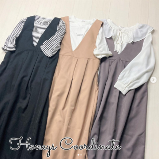 今買って秋冬まで着回せるアイテムのご紹介♪ Vネックデザインのジャンスカは合わせるトップスを変えることでいろいろなテイストのコーデに コンパクトトップス合わせのモノトーンガーリースタイルやロゴT合わせのカジュアルスタイルの他にフリル衿のブラウスを合わせたフェミニンスタイルもおススメ