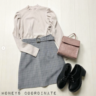 おしゃれは足元から！ まだ暑い時期から季節先取りするなら、簡単な小物使いからスタートするのがオススメ！ 厚底のマニッシュシューズはパンツでもスカートでも合わせるボトムスを選ばず、スタイルアップも叶うアイテム。 靴ひもも定番の丸紐タイプに加え、テープタイプもついているので気分によって使い分けできます！