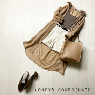 ショートパンツで大人コーデ。 大人のショートボトムスコーデはリゾート感を意識するとうまくいく！ ブラウンやベージュのグラデーションカラーでまとめてシアー素材で抜け感を出して。