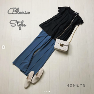 カットソー素材のフレアパンツは今買って秋まで着回せるうれしいアイテム センターに入ったピンタックが足のラインをキレイに見せてくれるのもポイント 白T合わせのカジュアルスタイルにも黒ブラウス合わせのフェミニンスタイルにも