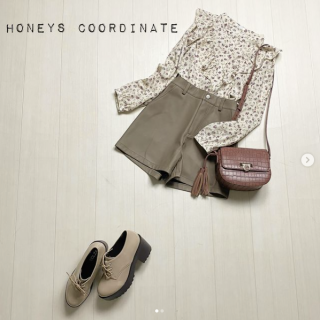 ガーリィなブラウスが人気です。 スカートに合わせた甘い着こなしはもちろん、今年はレザー風のショートパンツなどに合わせたテイストミックスコーデもオススメ。 フリルの甘さとレザーのクールさがマッチ。