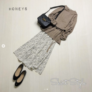 これからの季節に1枚あると便利なチュニックTシャツ ポケット付きのデザインなのでそのまま着てもシンプルになりすぎずオシャレにキマるのがうれしい チュニック丈を活かしたウエストゴムでストレスフリーなパンツを合わせたシンプルスタイル＆ウエストをベルトでブラウジングしてスカートを合わせたフェミニンスタイルにも