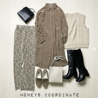 シンプルなコーデュロイのシャツワンピース。 中にパンツを合わせたリラックススタイルも、ニットベストでかっちり見せてもコーデがキマる優秀アイテム。 ポケット付きだから羽織りものとしても重宝しそう。