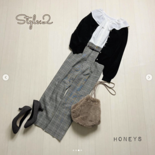 フリル衿のブラウスに新作が登場 大きめのフリル衿はもちろん1枚で着ても可愛いけれどカーデやトップスと重ね着するのもおススメ パンツ合わせで甘くなりすぎない大人なスタイリングに