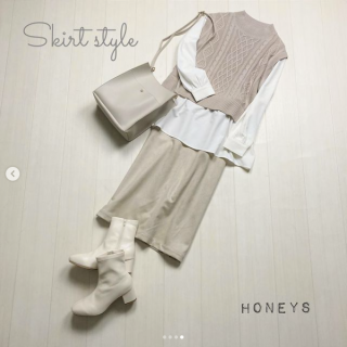 ニットベストとブラウスを重ね着したようなトップスは1枚でコーデが決まる優れもの 実際には1枚なのでさらっと着られてGood！ ブラウスの裾にボリュームがあるのでボトムはタイトめなシルエットのものを合わせるのがおすすめ