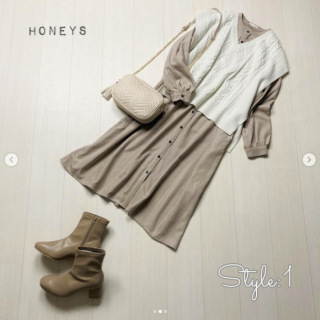 バンドカラーのシャツワンピは1枚でも着られる長め丈 ニットベストとのレイヤードで旬なコーディネートに もちろん前開きで羽織としても着られるので幅広い着こなしが叶う