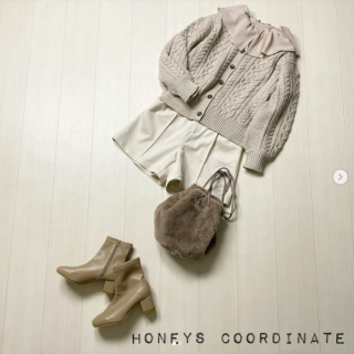 ミルクティーのような淡いカラーを集めてガーリースタイル。ニットでボリュームをつけた分、足元には抜け感をプラスしたり。フリルの甘さをショートパンツで中和したり。 トーンを合わせると自分らしい組み合わせが色々見つかる。