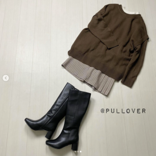 前後2Wayで使えるニット。カーデとして着ると腰まで隠れる長め丈で冬もあったか。後ろボタンでトップスとして着てもオシャレにキマる。切替がポイントのデザインでシンプルながらも旬なコーデが叶います。