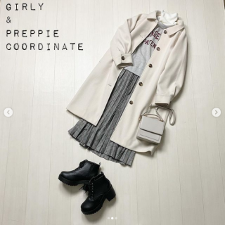 あったかくてかわいい！アウターのご紹介！ ゆったりしたサイズと長めの着丈がポイントのステンカラーコート。チェック柄を入れたコーデも、クール系のパンツコーデもこのコートならこなれたムードにスタイルを格上げ！