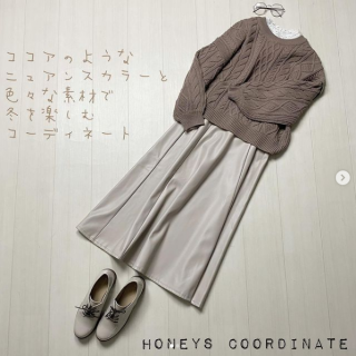 ココアのような甘いニュアンスの色。 ファーやレザー、ニットなどいろいろな素材のアイテムを集めてコーディネート。