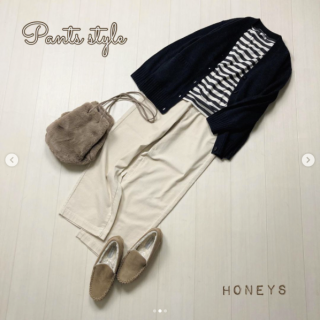 少し厚手のニットカーデはこれからの季節に重宝する優れものアイテム 学生っぽさもあるネイビーのVネックカーデは着こなし次第でこなれた印象のスタイリングにも 大人なボーダーTとコーデュロイボトムで作るカジュアルスタイルもおすすめです