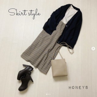 厚手のニットカーデはこれからの季節に重宝する優れものアイテム Vネックデザインのカーディガンも着こなし次第で大人な印象のスタイリングに スカート合わせのフェミニンスタイルとパンツ合わせのリラックススタイルをご紹介