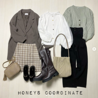 ボタン使い、袖のチュール使いなどキュンとするデザインを盛り込んだブラウス。ガーリーなスタイリングはもちろん、カジュアルなパンツスタイルにもマッチ。 今はブラウスを主役に、これからはジャケットやニットのインナーにも活躍。