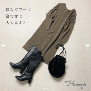 前後2Wayで着られるデザインのニットワンピは前開きで羽織としても着られる優れもの ワンピとして着る時は1枚でロングブーツ合わせでさらっと着こなすのがおすすめ 前開きでロングカーデとして合わせる着こなしもGood！