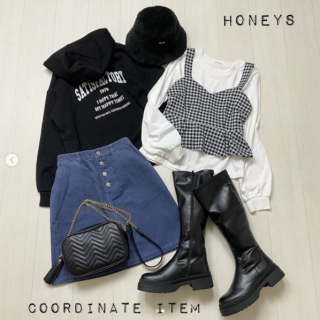 バックロゴがポイントのパーカーをミニスカートでガーリーにコーディネート。 ボリューム感のあるブーツやモノトーンでまとめたスタイルが今の気分にぴったり！