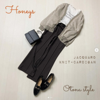 ジャガード柄がかわいいカーディガンはボリューム袖のデザインもポイント 着るだけでレトロな雰囲気になるアイテムなのでいつもコーデも新鮮なコーディネートに 釦を開けて抜き衿で着る事でこなれた印象に