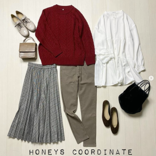 目を引くカラーで気分を上げる。赤ニットの定番コーデ。 コックリとした色が茶系にもモノトーンにもマッチするニット。クルーネック、ゆったりサイズでトレーナー感覚でヘビーリピートしたい。