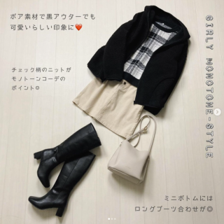 モノトーンで作るガーリースタイルをご紹介 黒の割合が多くてもボアなどの素材感のあるアイテムにするだけで重すぎないスタイリングに ミニボトム+ロングブーツ合わせの旬ガーリーコーデもプリーツスカート+ミディ丈ブーツ合わせの大人ガーリーコーデもどちらもおススメ