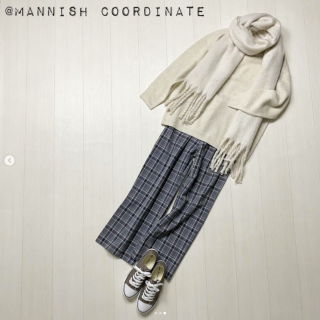 シンプルニットコーデに柄ボトムで華やかさを。 ふわふわ質感が今の時期にピッタリなシンプルニット。 デニムや無地ボトムを使ったシンプルコーデもいいけど、さりげない花柄やチェックでアクセントを付けたコーデもオススメ。