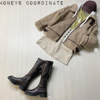 ジャケットやブルゾンにパーカーを合わせるのが今年のオススメ。 ボリューミーなブルゾンからフードを出してカジュアルに。