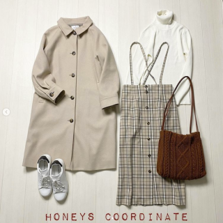 名探偵風なクラシカルなコーデ。使ったアイテムをスカートやスニーカーで程よく外しておしゃれにまとめる。