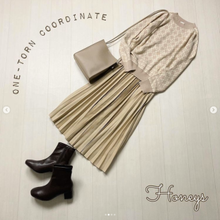 レトロな花柄がかわいいコンパクトサイズのニット 柄がかわいいのでワントンでまとめたコーデのポイントにするのもGood！ アウターのインナーとして柄をチラ見せするスタイリングも◎