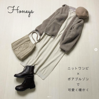 ボアとナイロンのリバーシブルで着られるフードブルゾン カジュアルにもフェミニンにも着こなせていろんなアイテムとの相性も抜群 ボア面を表にして着るニットワンピスタイルはフェミニンな印象に 気温の低い日はナイロン面を表にして着ると暖かく着られて◎