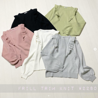 お出かけしなくても、自分の気分をちょっと上げたい時にぴったりな可愛いトップス！ 身体のラインを強調しない程よいサイズ感、ちょっぴりフリルが普段使いもしやすいニット。