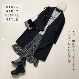 黒が多めのモノトーンコーデ ニット帽＆サイドゴアブーツを合わせた大人カジュアルガーリーなスタイリングに