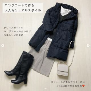 ネイビーのロング丈ダウンコートを使った大人かわいいスタイリングのご紹介 ナロースカート×ロングブーツが今年らしいコーデのポイントに