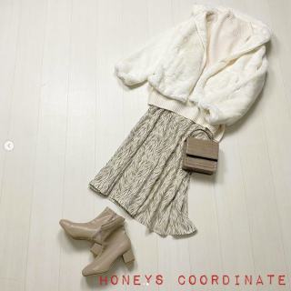 小動物系ファーアウターをホワイトコーデでさらに可愛く。 パーカーデザインで程よく力の抜けたコーデに。 ホワイトコーデもあざとくなりすぎなくて好印象！