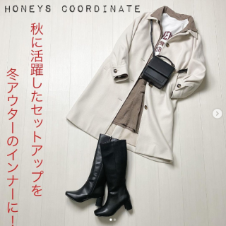 秋に活躍したセットアップを冬コートに忍ばせてあったかくてかっこいいコーデの完成！ 衿と衿を重ねたコーデはこなれた印象でおしゃれ感アップ。