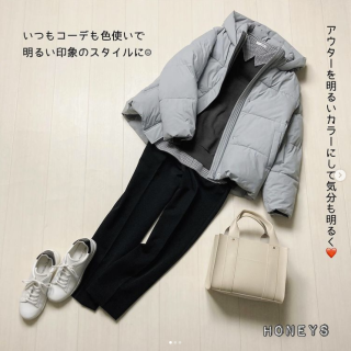 新しい年は明るい気持ちで過ごしたい！というわけでキレイ色アウターをセレクト インナーはいつもコーデでOK スウェットトップスのアクセントにギンガムチェックのシャツを合わせてモノトーンでまとめたキレイめ大人カジュアルスタイルに