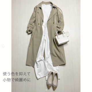 存在感のあるアイテムだから、シンプルにサラッと着こなすのが大人っぽくてカッコいい！ とろみのあるトレンチやフィット感があるニットにも相性◎