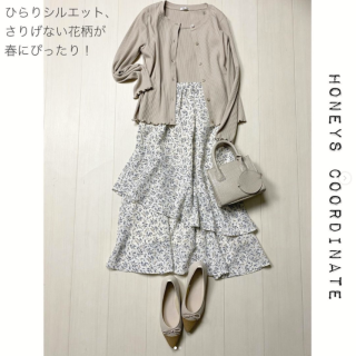 ティアード＆フリルで動くたびにふんわり触れるフェミニンなスカート。 トップスはシンプルに。スカートを主役で楽しみたい。