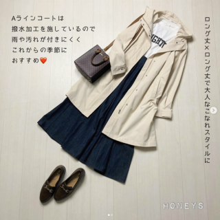 雨や汚れをはじきやすい撥水加工が施されているAラインコート シンプルデザインなのでキレイめスタイルからカジュアルスタイルまで幅広いスタイルにもぴったり デニムのマーメイドスカートにロゴTを合わせた大人のカジュアルスタイルにも◎