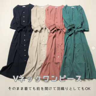 Vネックデザインのワンピースは1枚で着るのに安心なペチコート付き 前釦を開けて羽織りとしても着られるのでこれからの季節に重宝しそう♪ ネイビー＆ベージュのベーシックカラーとグリーン＆オレンジピンクの春色の全4色展開