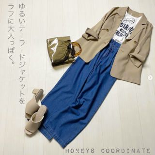 ラフだけど大人見えな休日コーデをジャケットで格上げ。