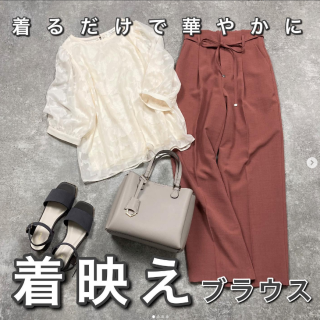 ちょい透けで表面変化のある素材のブラウス 大きめの花柄デザインが高見えのポイント お仕事スタイルはもちろんキャミワンピのインナーやカジュアルスタイルにも◎