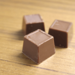 「食品専門館　ラッキー」のこだわり　　“乳化剤・香料不使用　ピュアチョコレート”　について